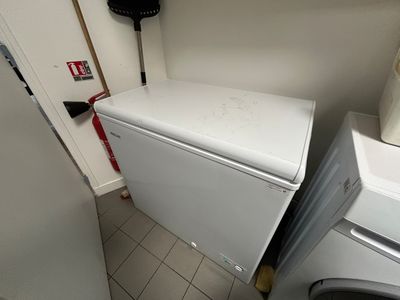 une photo d'une petite buanderie équipée d'un lave-linge et d'un sèche-linge