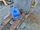 a small machine that is sitting on the ground