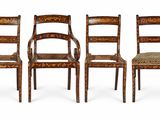 trois chaises sont alignées sur un fond blanc, avec une chaise au milieu et une chaise au milieu