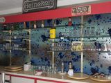 un bar sur lequel sont posées de nombreuses bouteilles et verres