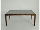 La table est en bambou et possède un plateau en verre.