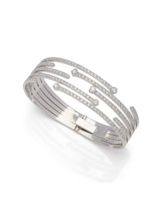 un bracelet rigide en or blanc 18 carats serti d'un diamant