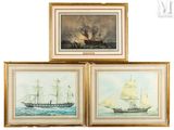 trois tableaux représentant des navires, exposés dans des cadres dorés
