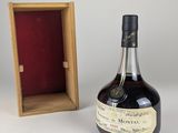 une photo d'une bouteille d'alcool posée à côté d'une caisse en bois