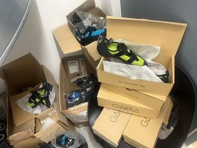 de nombreuses boîtes de chaussures qui traînent par terre