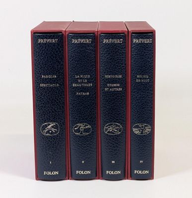 trois livres sont alignés sur une surface blanche avec un fond blanc