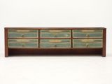 une commode en bois avec quatre tiroirs et une étagère sur le dessus