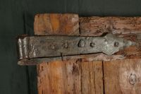 Ancienne porte de mazot en pin à gros clous en fer forgé, à … (photo 4)