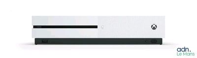 une console Xbox One blanche posée sur une table blanche