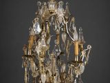 une image d'un lustre en verre et en métal