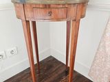 une petite table sur laquelle se trouve un miroir