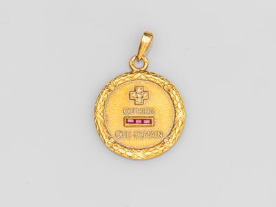 une médaille d'or ornée d'une croix et entourée d'un ruban