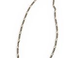 un collier en argent avec une chaîne sur fond blanc