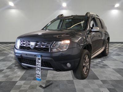 une photo d'un 4x4 noir garé dans un garage