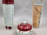 trois types de vases différents posés sur une table