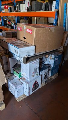 de nombreux cartons empilés les uns sur les autres dans un entrepôt