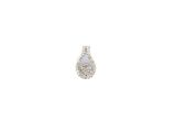 gros plan d'un pendentif en diamant sur fond blanc