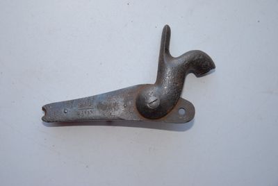un objet métallique qui ressemble à un oiseau sur une surface blanche