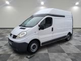 la photo d'une camionnette blanche garée dans une pièce