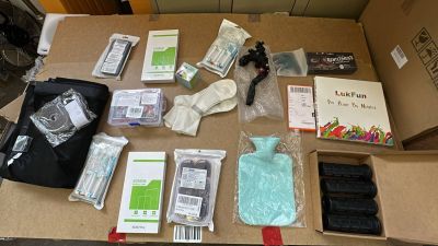 une table sur laquelle se trouvent de nombreux objets