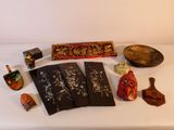 un grand nombre d'objets posés sur une table