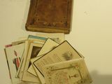 un livre marron et plusieurs vieux livres posés sur une table