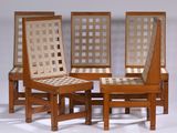trois chaises en bois aux assises tressées sont alignées sur une surface blanche