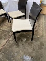 Lot de 4 chaises contemporaines, à structure en bois de coul… (photo 3)