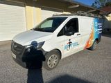 une camionnette blanche garée dans un parking