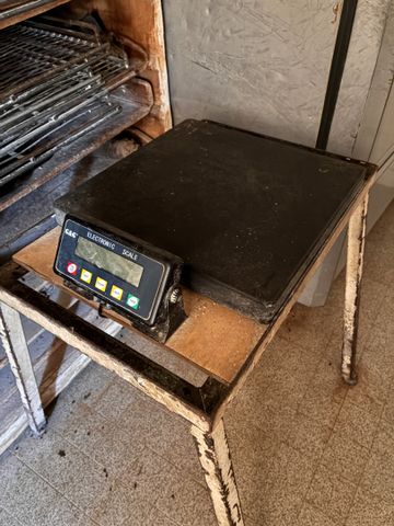 Balance électronique sur châssis artisanal. Frais en sus 14.28%. ...