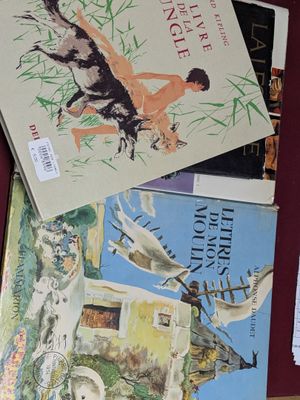 de nombreux livres pour enfants sur la table