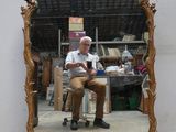 un homme assis devant un miroir