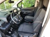 l'intérieur d'une voiture avec un volant et un tableau de bord