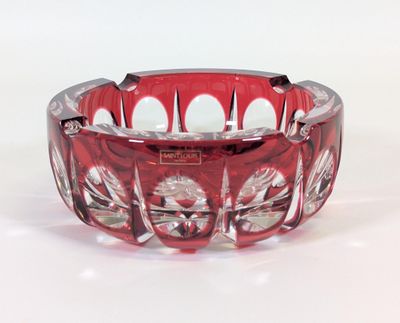 un bol en verre rouge orné d'un motif floral
