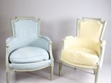 paire de fauteuils peints à la française avec coussins rembourrés