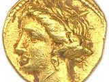 gros plan d'une pièce d'or sur une surface blanche