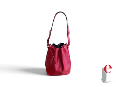 sac seau en cuir rouge sur fond blanc, avec le logo « e » en arrière-plan