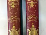 deux livres rouges ornés de motifs dorés, posés l'un à côté de l'autre