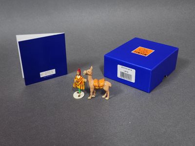 une petite figurine représentant un homme à cheval dans une charrette