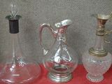 de nombreux objets en verre posés sur une table rouge