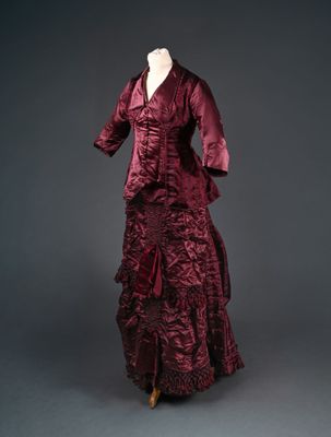 une robe rouge à jupe à volants sur un mannequin, mannequin, mannequin, mannequin, mannequin, mannequin, mannequin, mannequin, mannequin, mannequin, mannequin, mannequin, mannequin, mannequin, mannequin, mannequin, mannequin, mannequin, mannequin, mannequin, mannequin, mannequin, mannequin, mannequin, mannequin, mannequin, mannequin, mannequin, mannequin, mannequin, mannequin, mannequin, mannequin, mannequin, mannequin, mannequin, mannequin, mannequin, mannequin, mannequin, mannequin, mannequin, mannequin, mannequin, mannequin