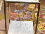une table en marbre surmontée de deux étagères, dans une pièce