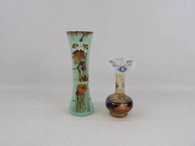 deux vases posés l'un à côté de l'autre sur une table