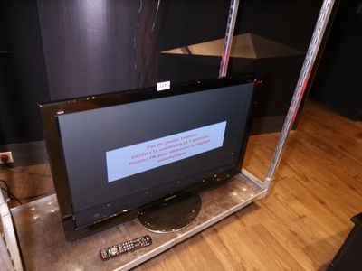 un téléviseur à écran plat posé sur un support dans une pièce