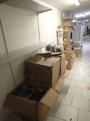 de nombreux cartons posés sur le sol de la pièce