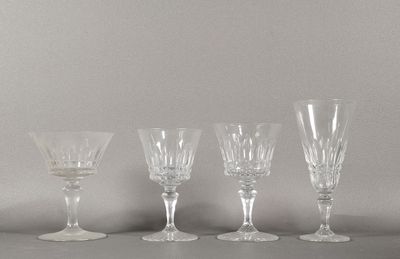 quatre verres à vin sont alignés sur une table