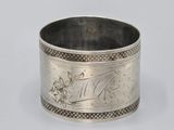 un rond de serviette ancien en argent, orné d'oiseaux et de fleurs