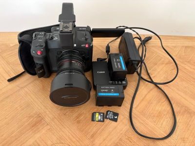 un appareil photo muni d'une carte mémoire, posé sur une table