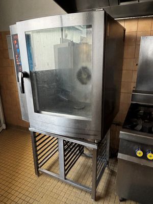 un grand four situé au milieu d'une cuisine, à côté d'une cuisinière