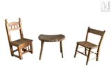 trois chaises en bois et une petite table sur cette photo